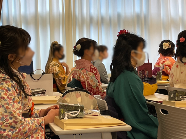 教室で中継を見る日本女子大学心理学科の卒業生