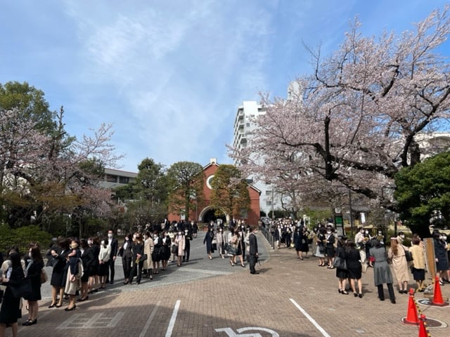 日本女子大学の2022年度入学式の様子。桜が咲き誇るキャンパスにて。