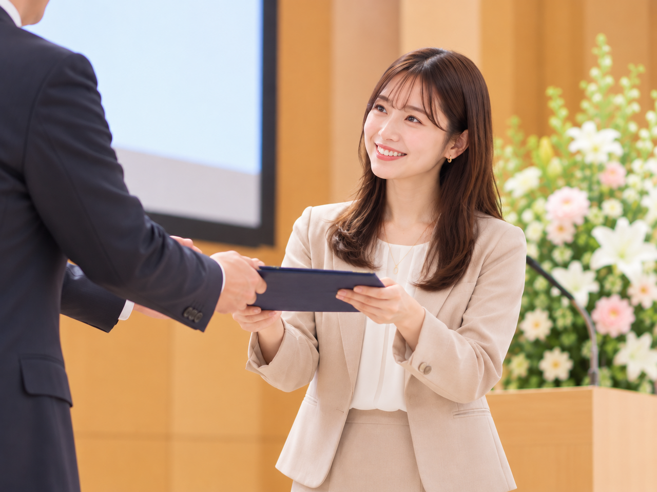 表彰式で証書を受け取る女性.png